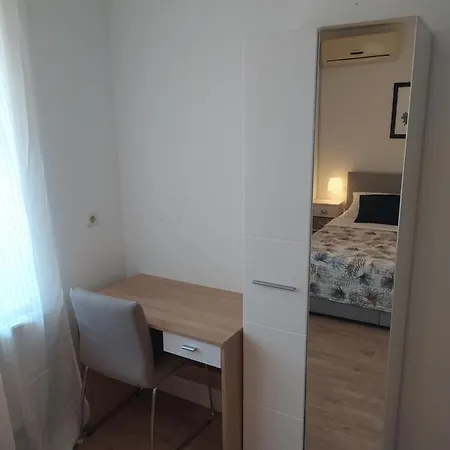 & Poppy Rose 3* زادار